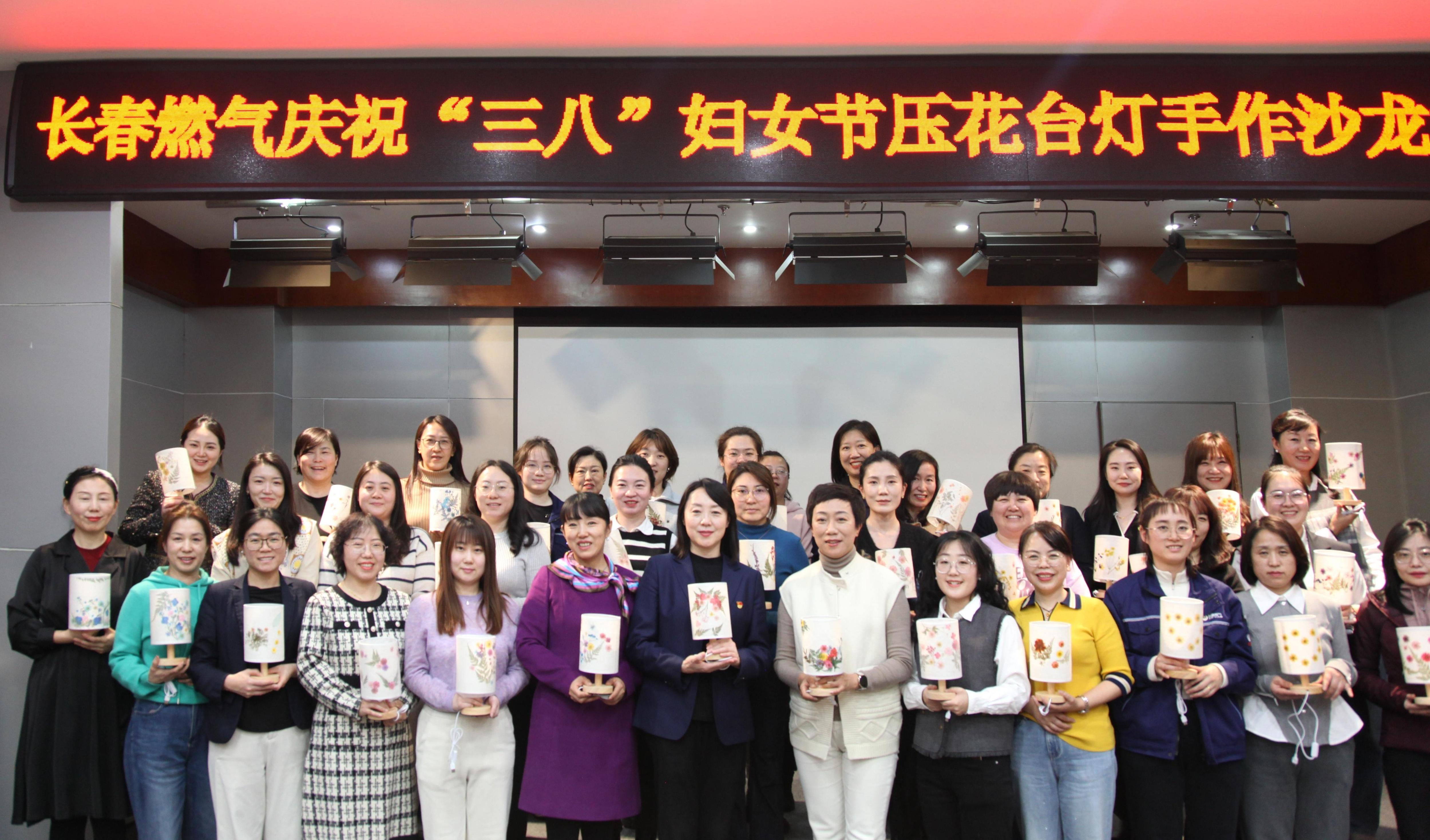 10.女职工们合影留念.JPG